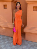 Orange Oblique Shoulder Maxi Dress For Women Sexy Slim Open Back Sleeveless Pleated Robe 2024 Female New Elegant Streetwear-Outfit